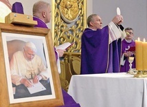 ▲	W tym samym miejscu  4 czerwca 1991 roku modlił się  św. Jan Paweł II.