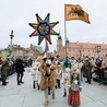 – Gwiazda od 15 lat stoi na czele marszu, a ponieważ w tym roku obchodzimy Rok Kopernikański, chcieliśmy mottem nawiązać do jego osoby – wyjaśniali organizatorzy.