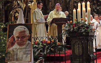 Metropolita wrocławski przypomniał, że Józef Ratzinger jako kardynał w 2000 r. odebrał tytuł doktora honoris causa na PWT we Wrocławiu. Odwiedził także Oleśnicę i Henryków.