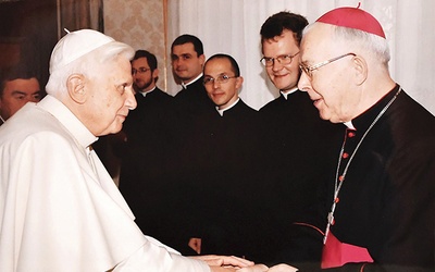 	Papież w 2005 roku spotkał się z biskupami Adamem Dyczkowskim i Pawłem Sochą oraz księżmi z diecezji studiującymi wówczas w Rzymie.