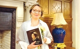 ▲	Autorka promowała książkę „Zapomniana kronikarka czasów minionych” w sylwestrowy wieczór w Muzeum – Zamku Tarnowskich.