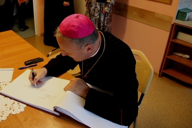 Ordynariusz odwiedził mieszkańców DPS Weterana Walki i Pracy