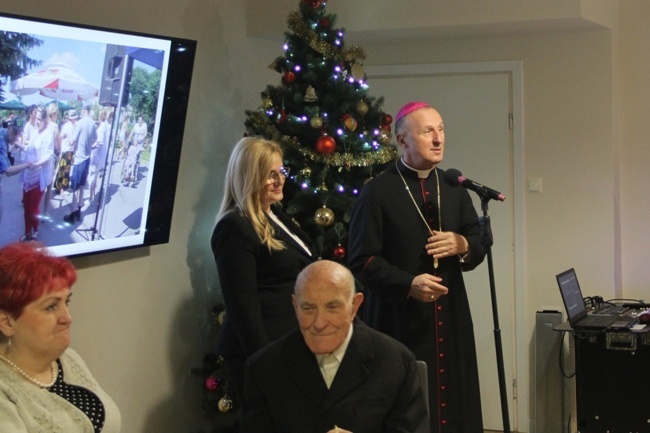 Ordynariusz odwiedził mieszkańców DPS Weterana Walki i Pracy