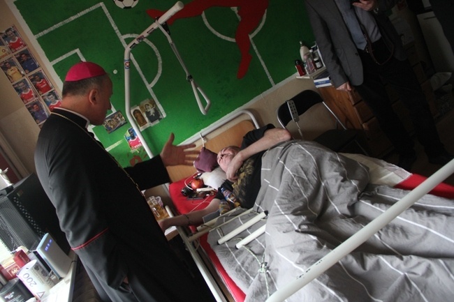 Ordynariusz odwiedził mieszkańców DPS Weterana Walki i Pracy