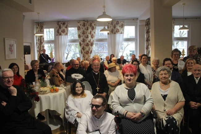 Ordynariusz odwiedził mieszkańców DPS Weterana Walki i Pracy