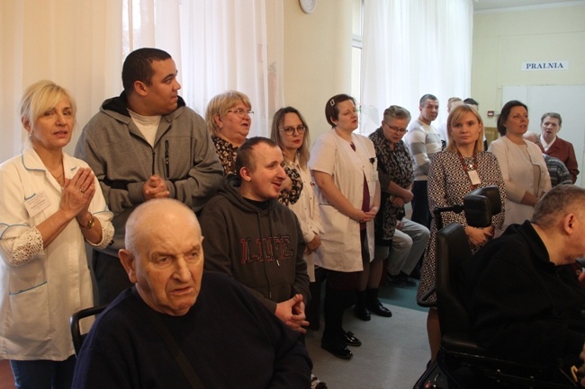 Ordynariusz odwiedził mieszkańców DPS Weterana Walki i Pracy