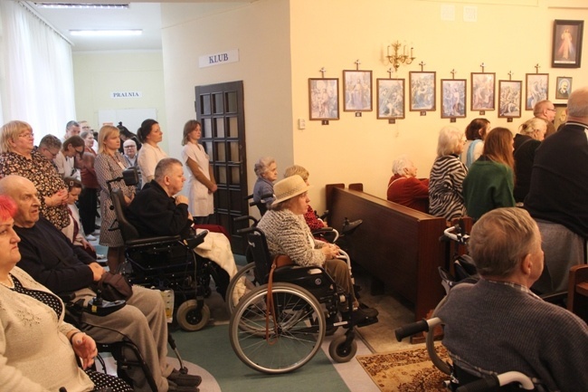 Ordynariusz odwiedził mieszkańców DPS Weterana Walki i Pracy