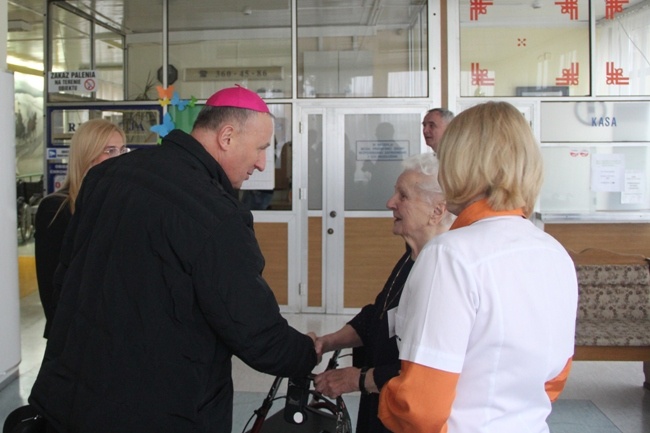 Ordynariusz odwiedził mieszkańców DPS Weterana Walki i Pracy