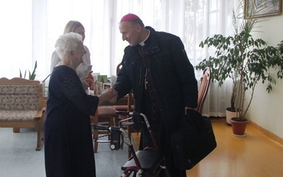 Ordynariusz odwiedził mieszkańców DPS Weterana Walki i Pracy