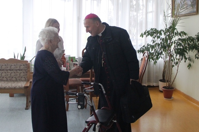 Ordynariusz odwiedził mieszkańców DPS Weterana Walki i Pracy