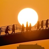 Oglądanie pierwszego wschodu słońca w nowym roku jest popularnym obyczajem w Korei.
1.01.2023 Seul, Korea