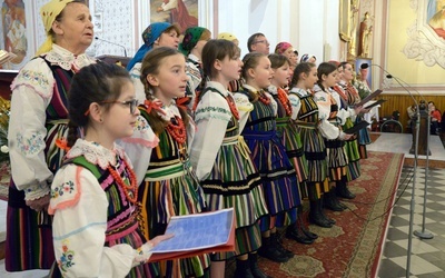 Obowiązkowym elementem były regionalne stroje opoczyńskie.