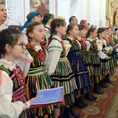 Obowiązkowym elementem były regionalne stroje opoczyńskie.