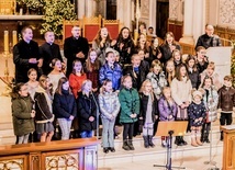 Razem z dziećmi i młodzieżą kolędy zaśpiewali także duszpasterze.