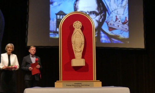 Figurka "Matki Bożej zza drutów" - symbol Nagrody św. Maksymiliana Marii Kolbego.
