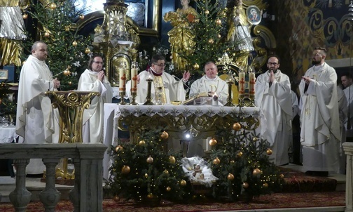 Duszpasterze - opiekunowie Oazy Rodzin - sprawowali w konkatedrze żywieckej Mszę św. dla rodzin Domowego Kościoła.