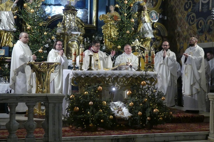 Duszpasterze - opiekunowie Oazy Rodzin - sprawowali w konkatedrze żywieckej Mszę św. dla rodzin Domowego Kościoła.