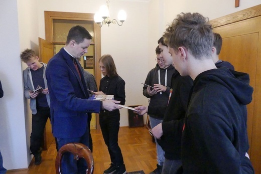 Liturgiczna Ekspedycja na ferie - ministranci i lektorzy zwiedzili kurię diecezjalną