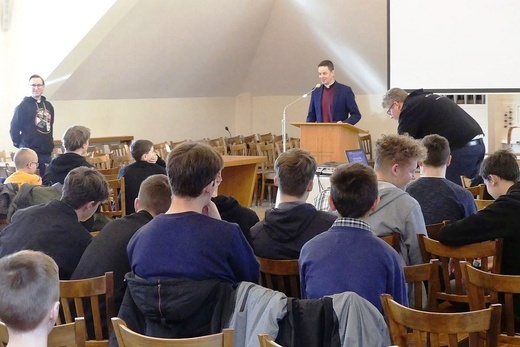 Liturgiczna Ekspedycja na ferie - ministranci i lektorzy zwiedzili kurię diecezjalną