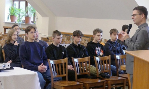 Ministranci w fotelu biskupa, na tajemniczym tarasie i przed kamerą w piwnicy