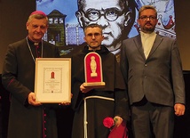 Laureat z bp. Romanem Pindlem i ks. Piotrem Hoffmannem, przewodniczącym Kapituły Nagrody św. Maksymiliana.