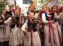▲	Z charytatywnym występem przyjechał Zespół Pieśni i Tańca „Szczecinianie”.