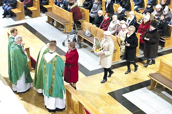 Procesja z darami podczas Mszy św. z okazji jubileuszu grupy.