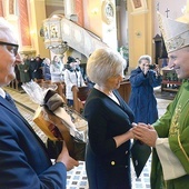 	Życzenia od Teresy Połeć i Jerzego Skórkiewicza z diecezjalnego zarządu AK odbiera biskup radomski.