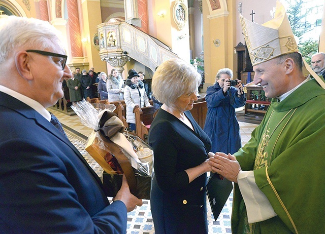 	Życzenia od Teresy Połeć i Jerzego Skórkiewicza z diecezjalnego zarządu AK odbiera biskup radomski.