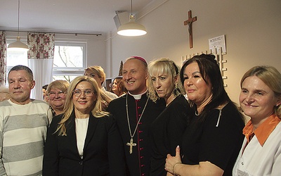Biskup Marek z pracownikami i pensjonariuszami placówki. Renata Pogodzińska trzecia od lewej.