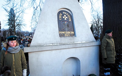 	Harcerska warta przy pomniku bohaterów  1863 r. w Stalowej Woli.