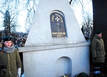 	Harcerska warta przy pomniku bohaterów  1863 r. w Stalowej Woli.