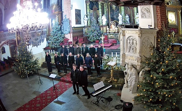 ▲	Występ można było zobaczyć w internecie dzięki transmisji  na żywo.