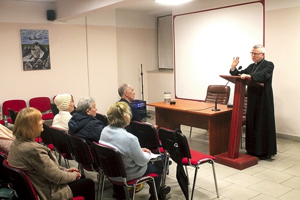 ▲	Biskup Andrzej Siemieniewski wspominał wydarzenie sprzed lat.