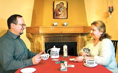 Diecezjalni doradcy życia rodzinnego Katarzyna i Michał Jurkiewiczowie ze stworzoną przez siebie grą „Przekonaj mnie”. 