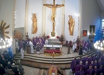Msza św. pogrzebowa w lubartowskim kościele Matki Bożej Nieustającej Pomocy.