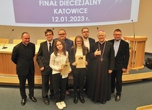 Zwycięzcy diecezjalnego finału – Agnieszka Liszka, Dominika Marzec i Jakub Kotula – z biskupem Markiem Szkudłą, swoimi katechetami oraz księżmi z Wydziału Katechetycznego kurii.