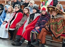 Na Eucharystii w strojach z różnych krajów. 