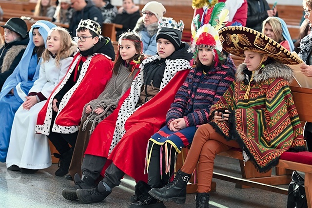 Na Eucharystii w strojach z różnych krajów. 