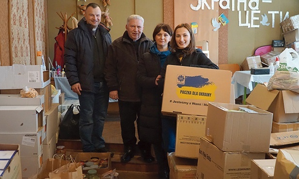 Ksądz Piotr Chmielecki SCJ, ks. Jan Podobiński SCJ (proboszcz) oraz wolontariuszki Alona i Anastasia z Perszotraweńska z darami dla uchodźców