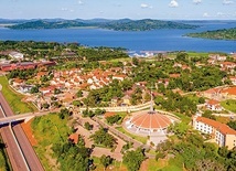  Munyonyo. Na pierwszym planie sanktuarium Męczenników z Ugandy, w tle Jezioro Wiktorii