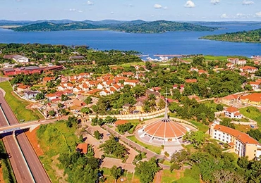  Munyonyo. Na pierwszym planie sanktuarium Męczenników z Ugandy, w tle Jezioro Wiktorii