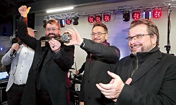 Burmistrz Jeżowa Mariusz Guzicki z kluczem do bram miasta. Jest to od wieków symbol praw miejskich 