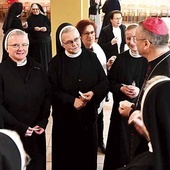 Biskup Lityński życzył siostrom, by niosły nadzieję wszystkim.