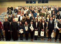 	Zwycięzcy i uczestnicy finału z nauczycielami i organizatorami.