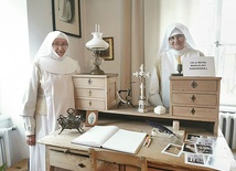 Siostry Margarita (z prawej) i Krystyna  przy biurku błogosławionej.