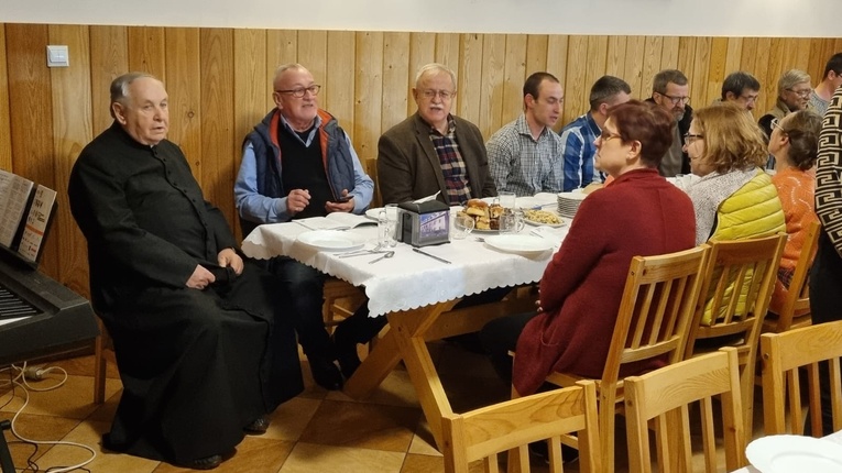 Ks. Franciszek Głód ze swoimi podopiecznymi w czasie wspólnej kolacji.