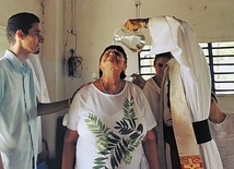 Zaledwie 3 procent ochrzczonych Kubańczyków uczestniczy regularnie w niedzielnej Eucharystii, wciąż jednak ludzie proszą o chrzest,  po latach wracają  też do sakramentów.