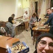 Siostra Małgorzata wraz z grupą wolontariuszy z Krasiłowa zajmuje się produkcją świec od listopada.