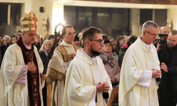 Modlitwie młodzieży przewodniczył bp Roman Pindel.